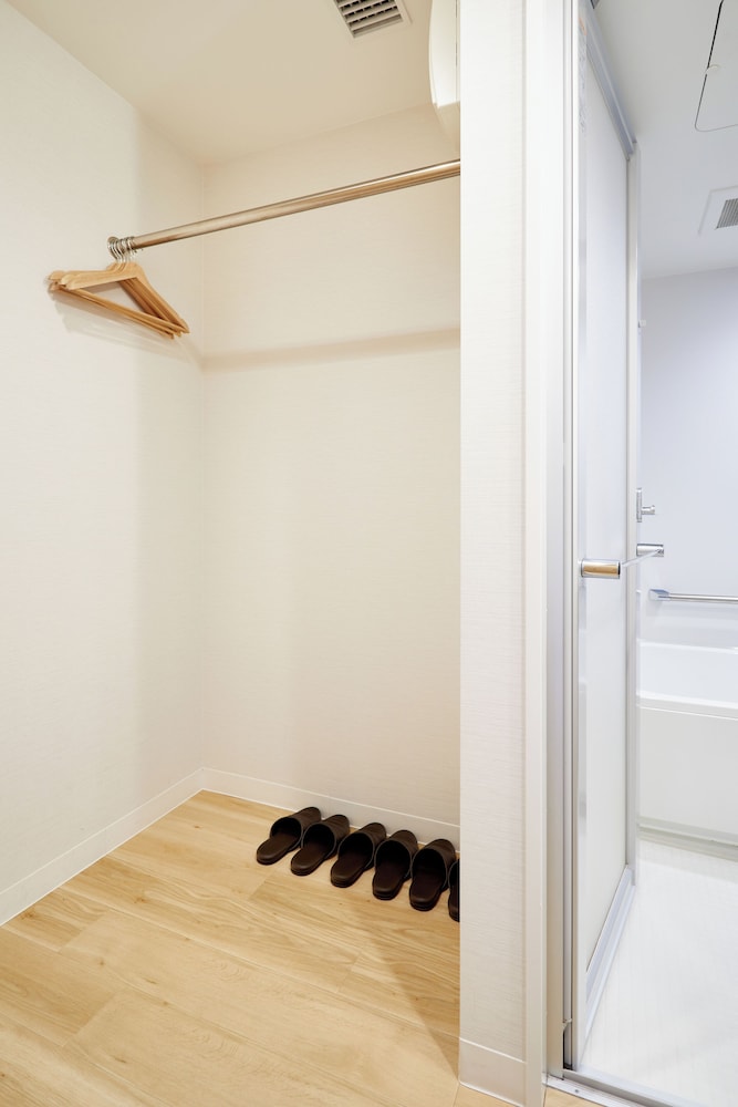 ファミリールーム ワードローブ0 | ファーイーストビレッジホテル大阪なんば南