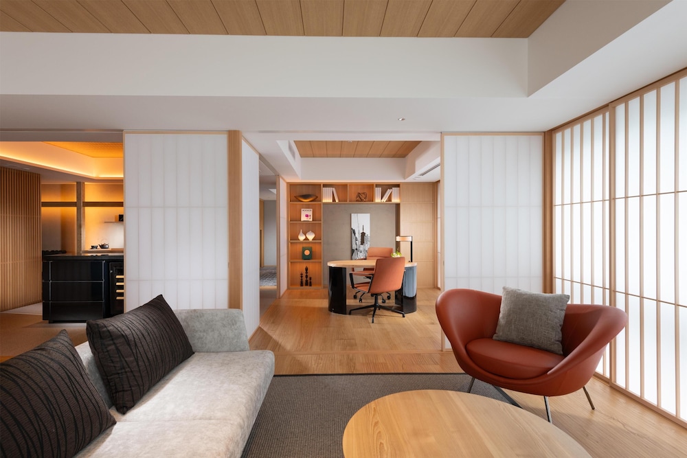 プレミアムスイート (キングベッド) エグゼクティブラウンジアクセス リビング エリア1 | ヒルトン京都