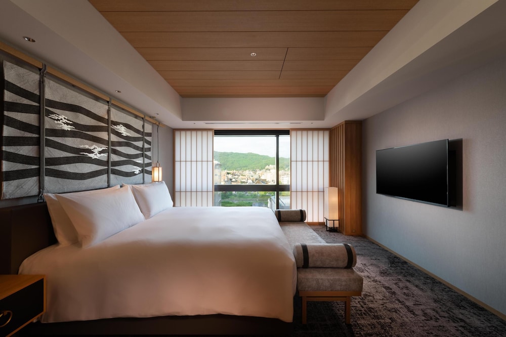 京都スイート (キングベッド) エグゼクティブラウンジアクセス 客室0 | ヒルトン京都