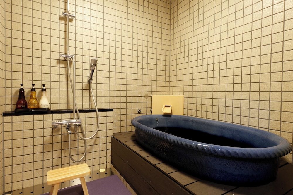 デラックス デュープレックス 専用バスルーム ガーデンビュー バスルーム1 | 京町家別邸はな亭