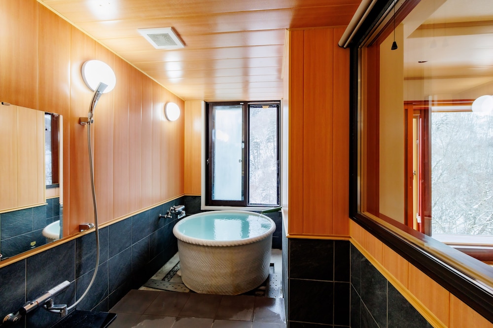 [白根の間/岩菅の間] 源泉かけ流し半露天風呂付き 禁煙 バスルーム1 | 志賀高原 白い温泉 渓谷の湯