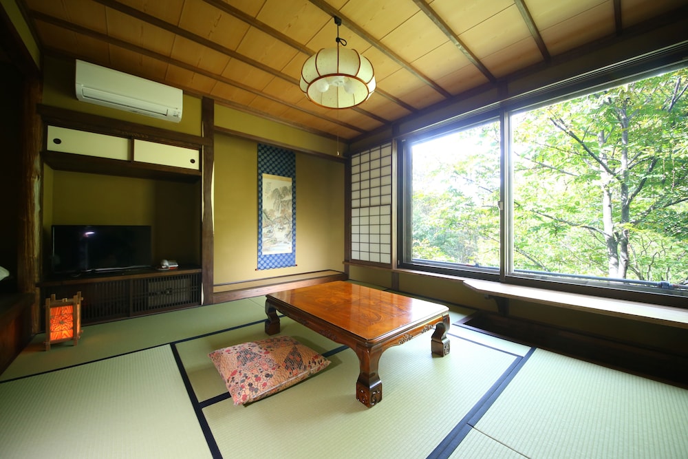 [川胡桃の間] 書院造12畳 源泉かけ流し半露天風呂付 禁煙 客室2 | 志賀高原 白い温泉 渓谷の湯