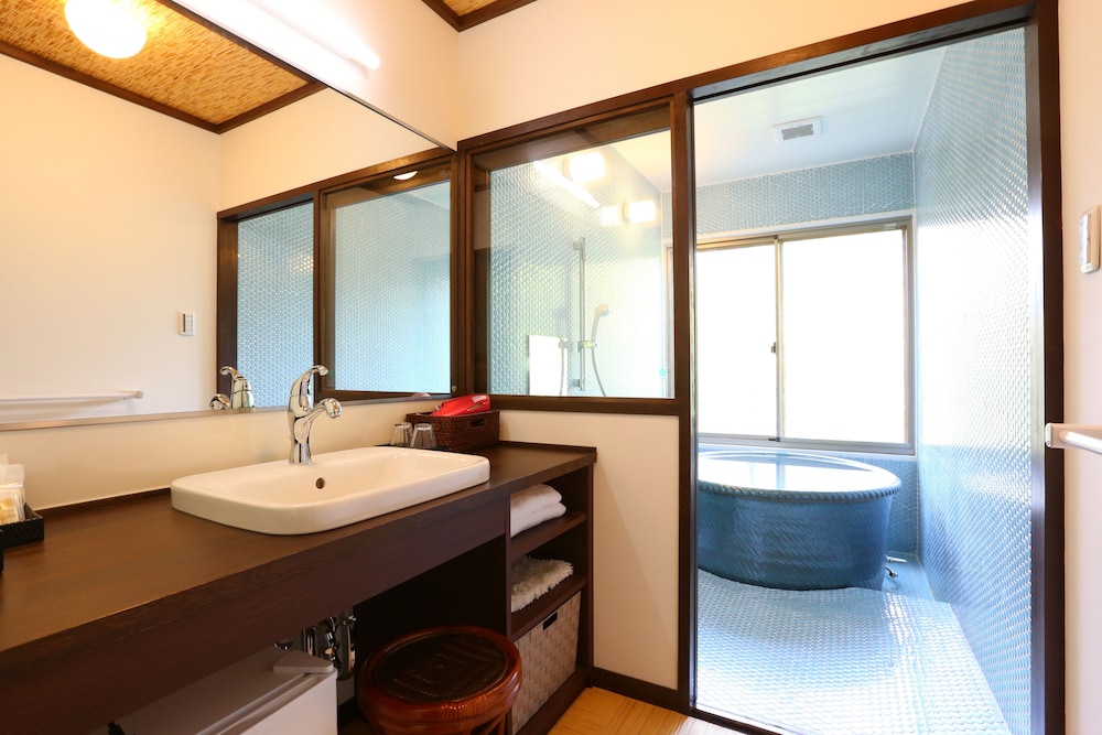 [山桜の間] 和モダン12畳 源泉かけ流し半露天風呂付き 禁煙 バスルーム2 | 志賀高原 白い温泉 渓谷の湯