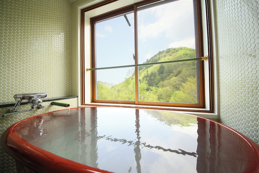 [和モダン風客室] 和室10畳 源泉かけ流し半露天風呂付き 禁煙 客室4 | 志賀高原 白い温泉 渓谷の湯