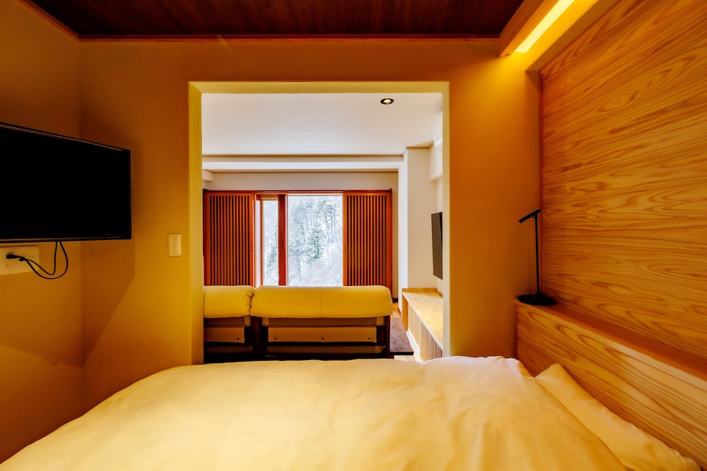 [白根の間/岩菅の間] 源泉かけ流し半露天風呂付き 禁煙 客室4 | 志賀高原 白い温泉 渓谷の湯