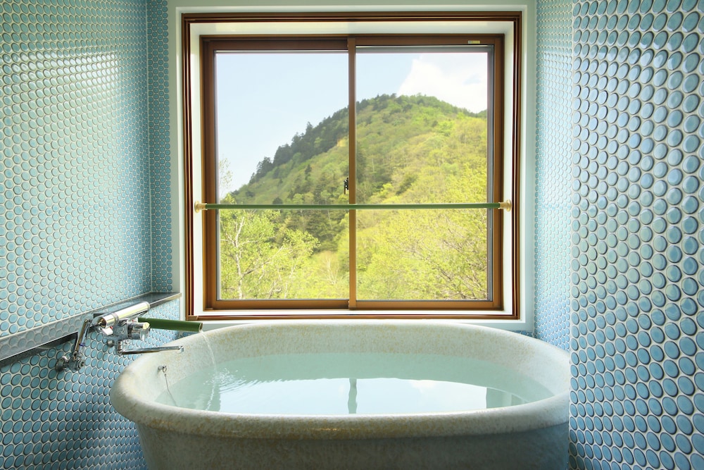 [和モダン風客室] 和室10畳 源泉かけ流し半露天風呂付き 禁煙 | 志賀高原 白い温泉 渓谷の湯