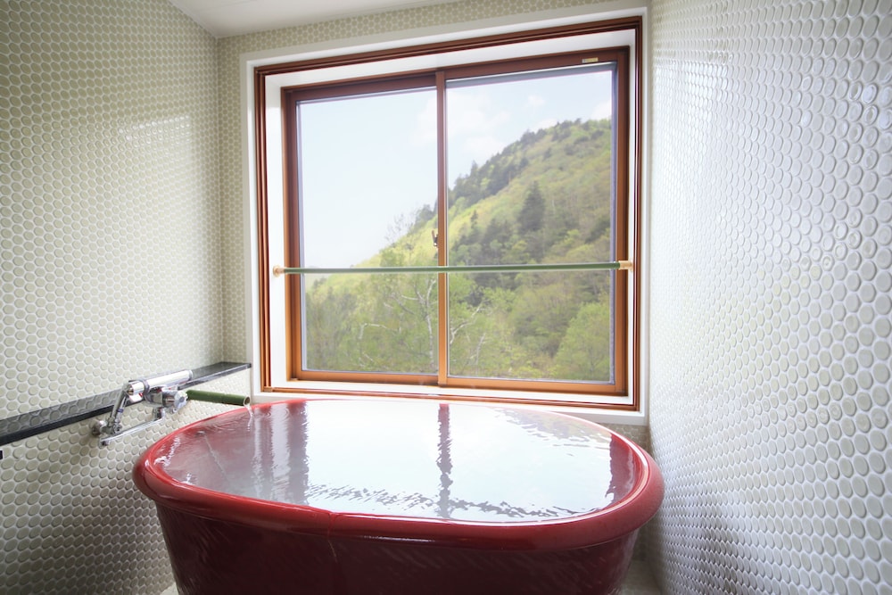 [和モダン風客室] 和室10畳 源泉かけ流し半露天風呂付き 禁煙 バスルーム2 | 志賀高原 白い温泉 渓谷の湯