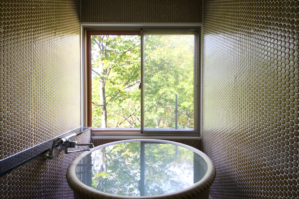 [川胡桃の間] 書院造12畳 源泉かけ流し半露天風呂付 禁煙 バスルーム3 | 志賀高原 白い温泉 渓谷の湯