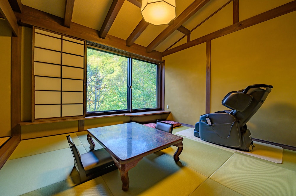 [山桜の間] 和モダン12畳 源泉かけ流し半露天風呂付き 禁煙 客室3 | 志賀高原 白い温泉 渓谷の湯