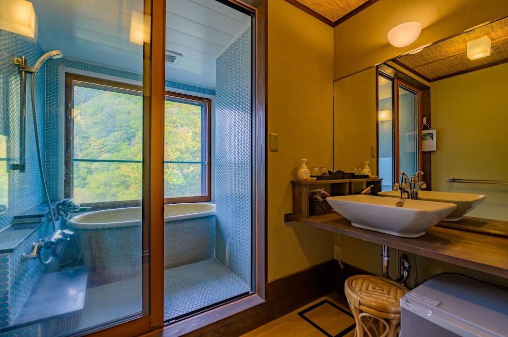 [和モダン風客室] 和室10畳 源泉かけ流し半露天風呂付き 禁煙 バスルーム1 | 志賀高原 白い温泉 渓谷の湯