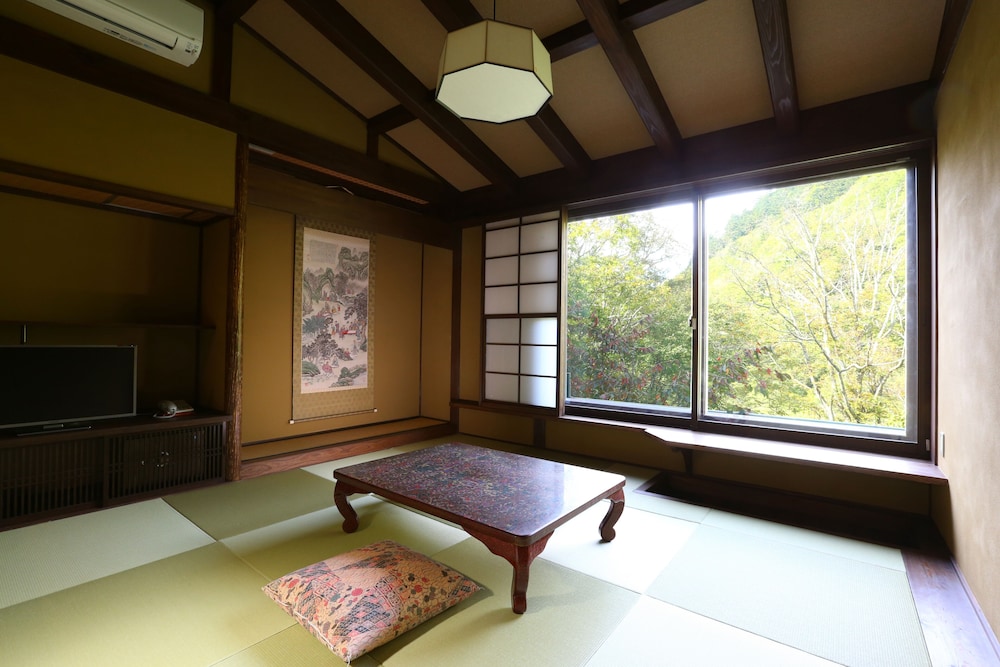 [山桜の間] 和モダン12畳 源泉かけ流し半露天風呂付き 禁煙 客室2 | 志賀高原 白い温泉 渓谷の湯