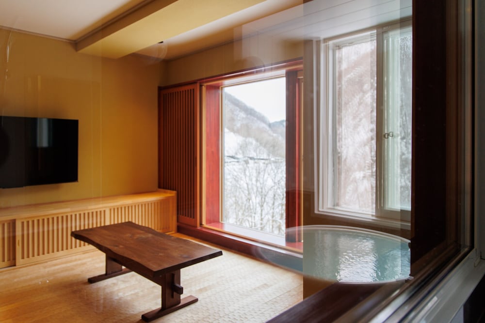 [白根の間/岩菅の間] 源泉かけ流し半露天風呂付き 禁煙 客室14 | 志賀高原 白い温泉 渓谷の湯