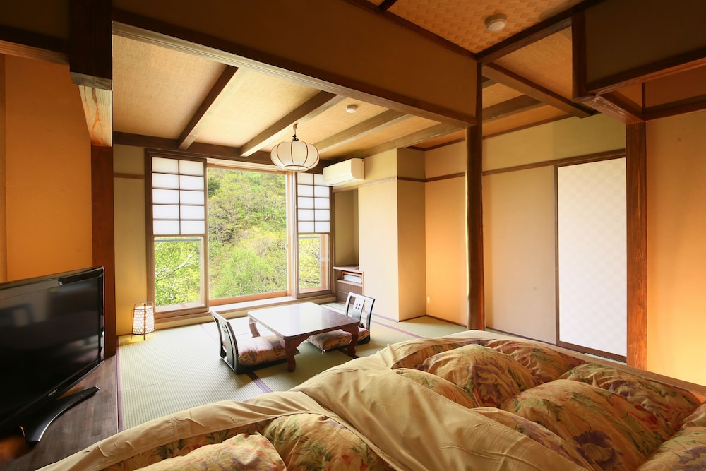 [和モダン風客室] 和室10畳 源泉かけ流し半露天風呂付き 禁煙 客室2 | 志賀高原 白い温泉 渓谷の湯