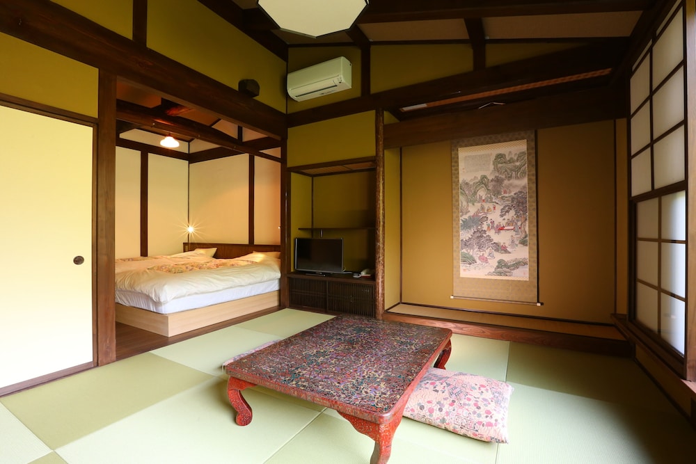 [山桜の間] 和モダン12畳 源泉かけ流し半露天風呂付き 禁煙 客室1 | 志賀高原 白い温泉 渓谷の湯