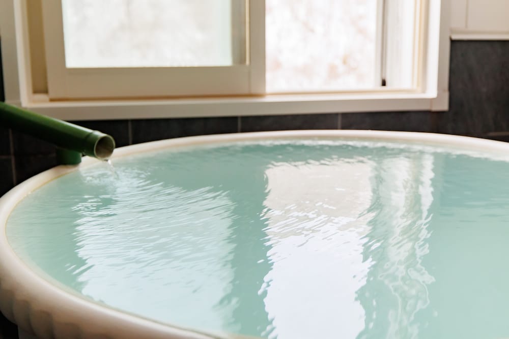 [白根の間/岩菅の間] 源泉かけ流し半露天風呂付き 禁煙 バスルーム5 | 志賀高原 白い温泉 渓谷の湯