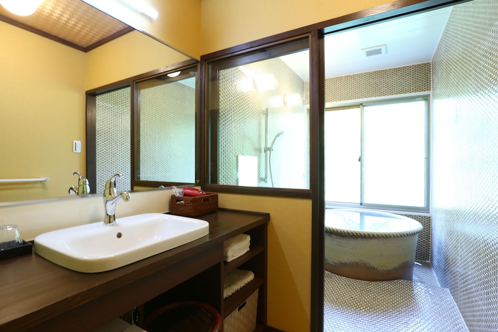 [川胡桃の間] 書院造12畳 源泉かけ流し半露天風呂付 禁煙 バスルーム0 | 志賀高原 白い温泉 渓谷の湯