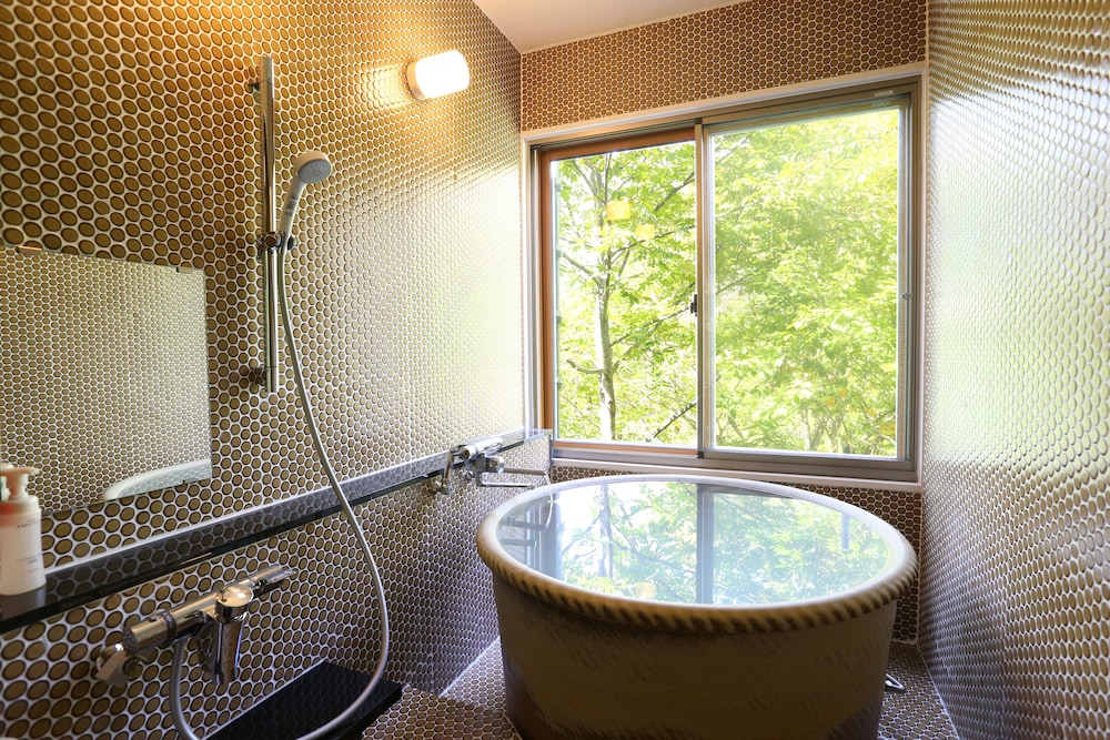 [川胡桃の間] 書院造12畳 源泉かけ流し半露天風呂付 禁煙 バスルーム2 | 志賀高原 白い温泉 渓谷の湯