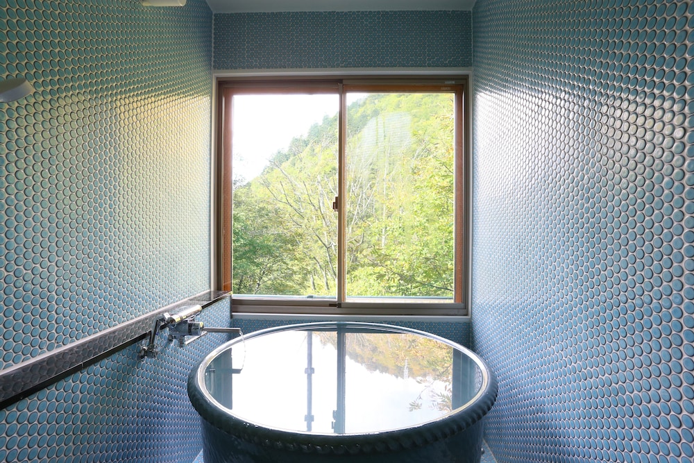 [山桜の間] 和モダン12畳 源泉かけ流し半露天風呂付き 禁煙 バスルーム0 | 志賀高原 白い温泉 渓谷の湯