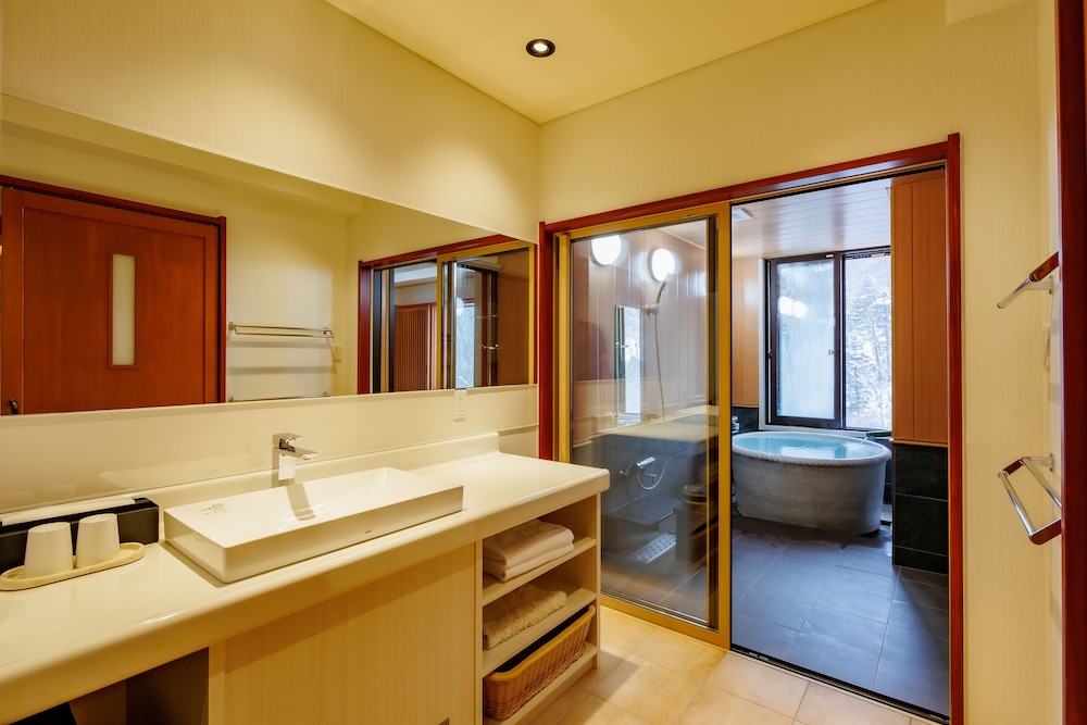 [白根の間/岩菅の間] 源泉かけ流し半露天風呂付き 禁煙 バスルーム2 | 志賀高原 白い温泉 渓谷の湯