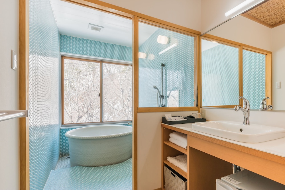 [山法師の間] 山荘風 源泉かけ流し半露天風呂付き 禁煙 バスルーム2 | 志賀高原 白い温泉 渓谷の湯