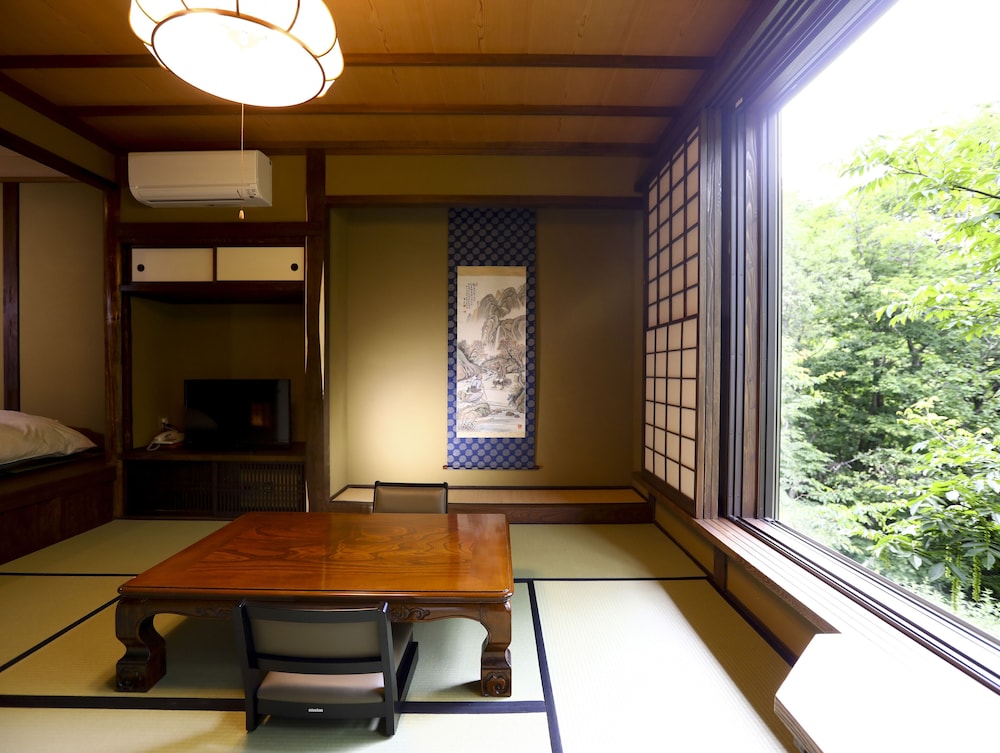 [川胡桃の間] 書院造12畳 源泉かけ流し半露天風呂付 禁煙 客室4 | 志賀高原 白い温泉 渓谷の湯