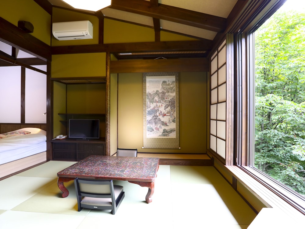 [山桜の間] 和モダン12畳 源泉かけ流し半露天風呂付き 禁煙 | 志賀高原 白い温泉 渓谷の湯