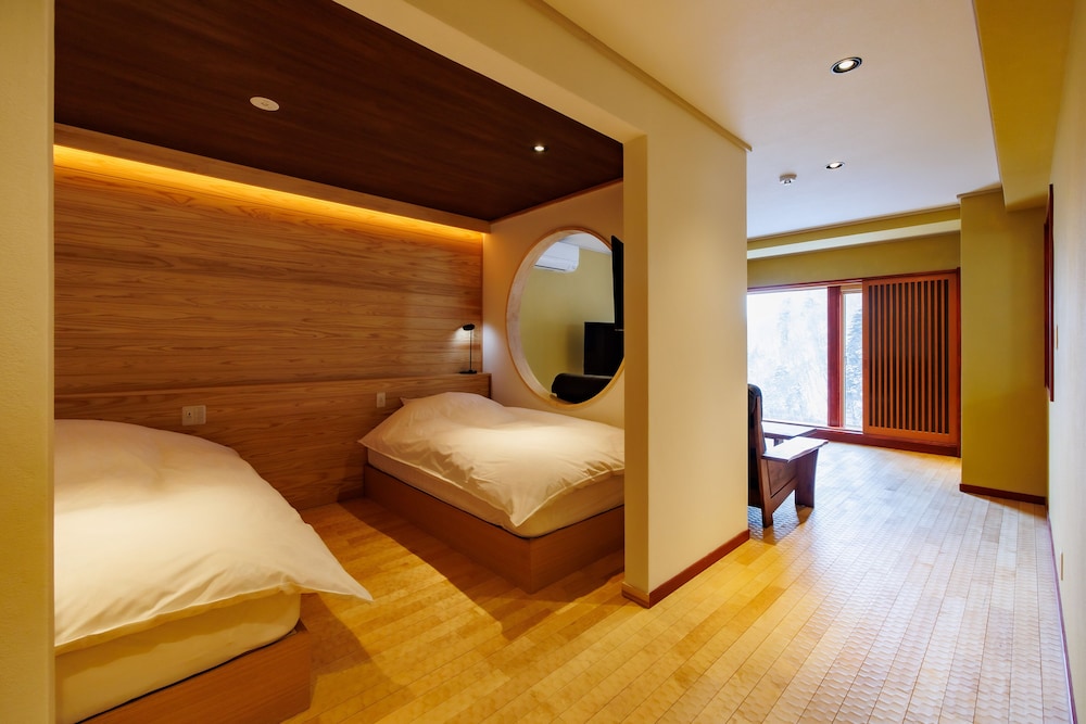 [白根の間/岩菅の間] 源泉かけ流し半露天風呂付き 禁煙 客室8 | 志賀高原 白い温泉 渓谷の湯