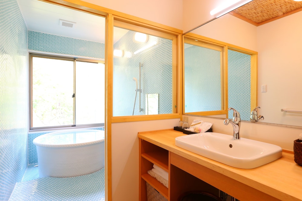 [山法師の間] 山荘風 源泉かけ流し半露天風呂付き 禁煙 バスルーム1 | 志賀高原 白い温泉 渓谷の湯