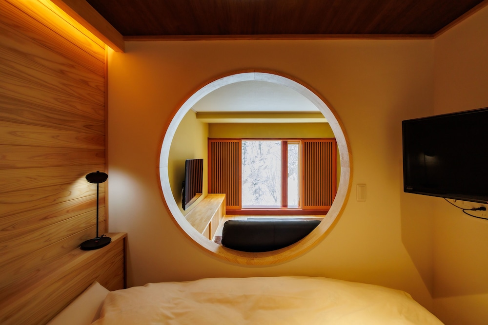 [白根の間/岩菅の間] 源泉かけ流し半露天風呂付き 禁煙 客室13 | 志賀高原 白い温泉 渓谷の湯