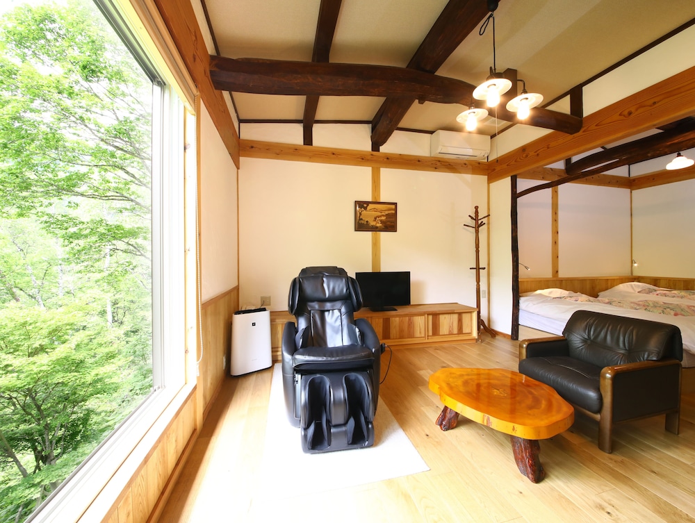 [山法師の間] 山荘風 源泉かけ流し半露天風呂付き 禁煙 | 志賀高原 白い温泉 渓谷の湯