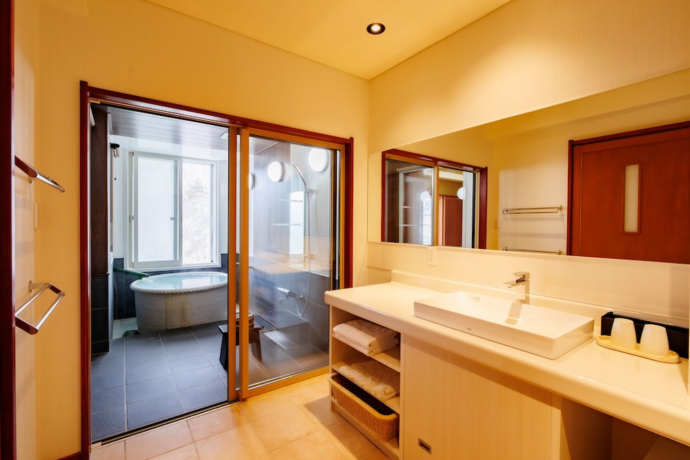 [白根の間/岩菅の間] 源泉かけ流し半露天風呂付き 禁煙 バスルーム3 | 志賀高原 白い温泉 渓谷の湯