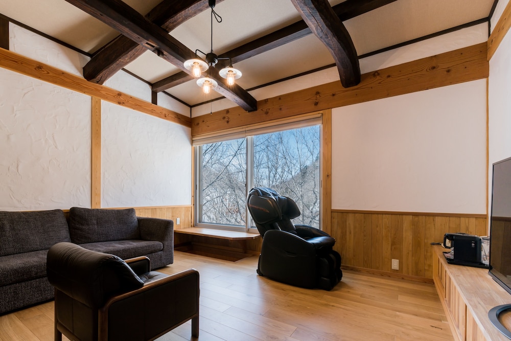 [山法師の間] 山荘風 源泉かけ流し半露天風呂付き 禁煙 客室4 | 志賀高原 白い温泉 渓谷の湯