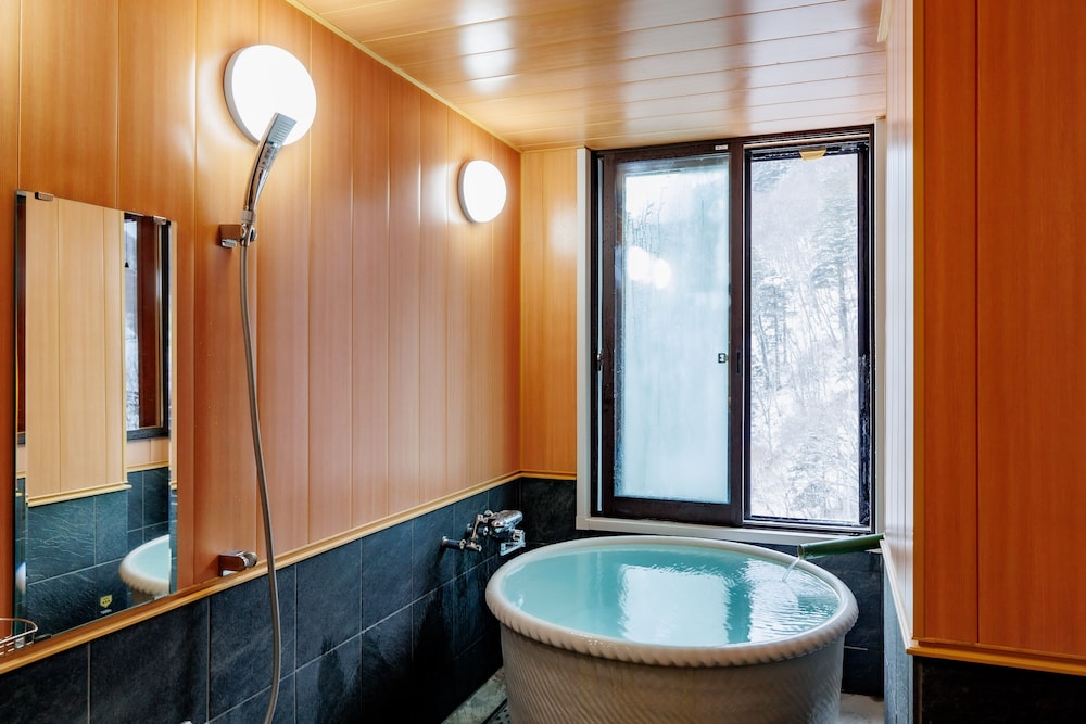 [白根の間/岩菅の間] 源泉かけ流し半露天風呂付き 禁煙 バスルーム0 | 志賀高原 白い温泉 渓谷の湯