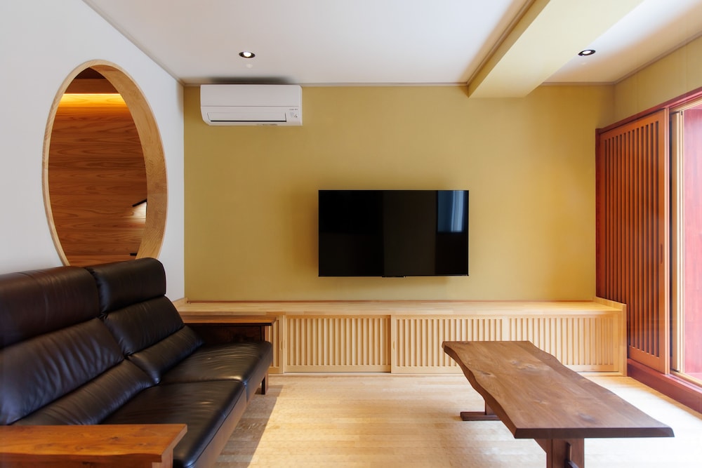 [白根の間/岩菅の間] 源泉かけ流し半露天風呂付き 禁煙 客室1 | 志賀高原 白い温泉 渓谷の湯