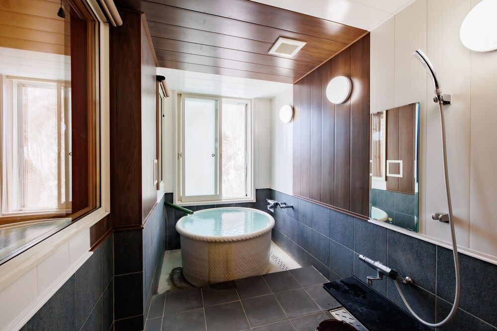 [白根の間/岩菅の間] 源泉かけ流し半露天風呂付き 禁煙 バスルーム4 | 志賀高原 白い温泉 渓谷の湯