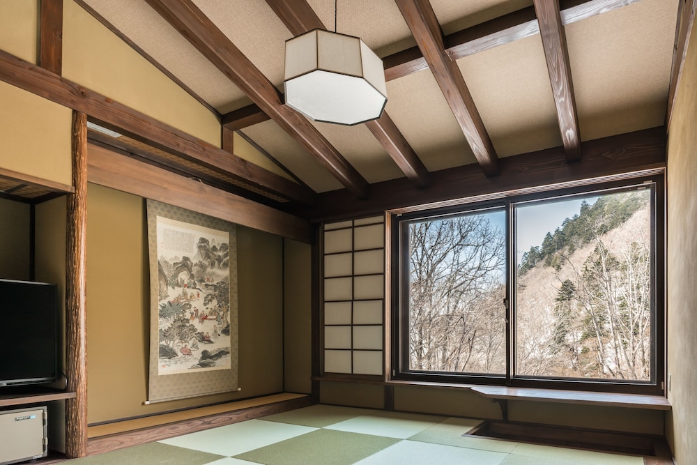 [山桜の間] 和モダン12畳 源泉かけ流し半露天風呂付き 禁煙 バルコニーからの眺望0 | 志賀高原 白い温泉 渓谷の湯