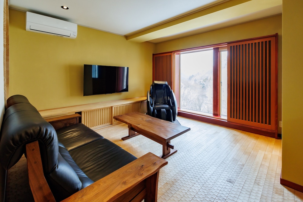 [白根の間/岩菅の間] 源泉かけ流し半露天風呂付き 禁煙 客室11 | 志賀高原 白い温泉 渓谷の湯