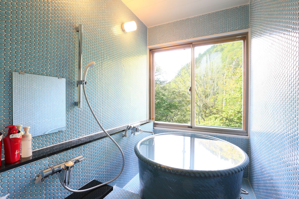 [山桜の間] 和モダン12畳 源泉かけ流し半露天風呂付き 禁煙 バスルーム1 | 志賀高原 白い温泉 渓谷の湯