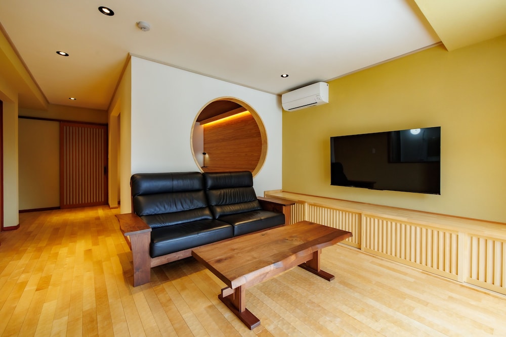 [白根の間/岩菅の間] 源泉かけ流し半露天風呂付き 禁煙 客室10 | 志賀高原 白い温泉 渓谷の湯