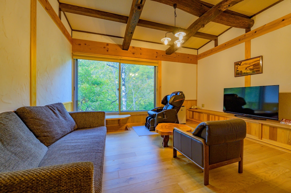 [山法師の間] 山荘風 源泉かけ流し半露天風呂付き 禁煙 客室6 | 志賀高原 白い温泉 渓谷の湯