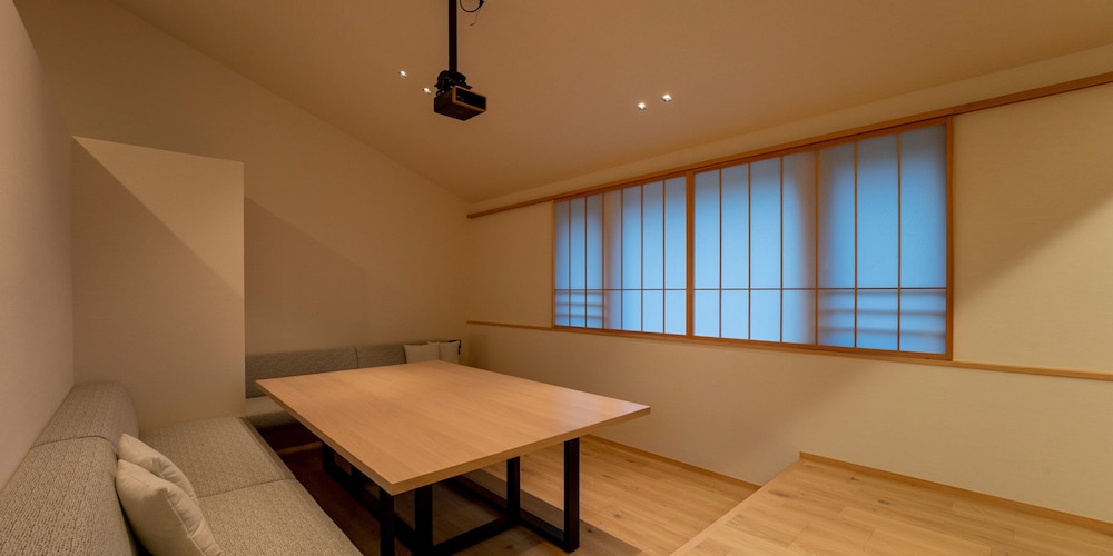 [105] 2クイーンサイズベッド + 和室/ サウナ付 (6名定員) リビング エリア3 | Rakuten STAY 出雲