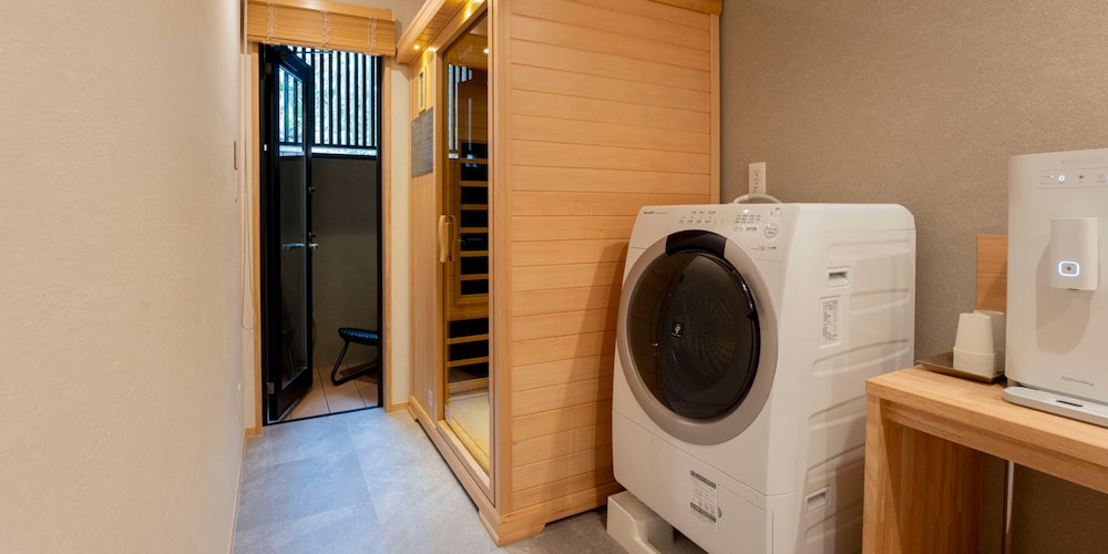 [104] 2クイーンサイズベッド+ 和室/ サウナ付 (6名定員) 客室0 | Rakuten STAY 出雲