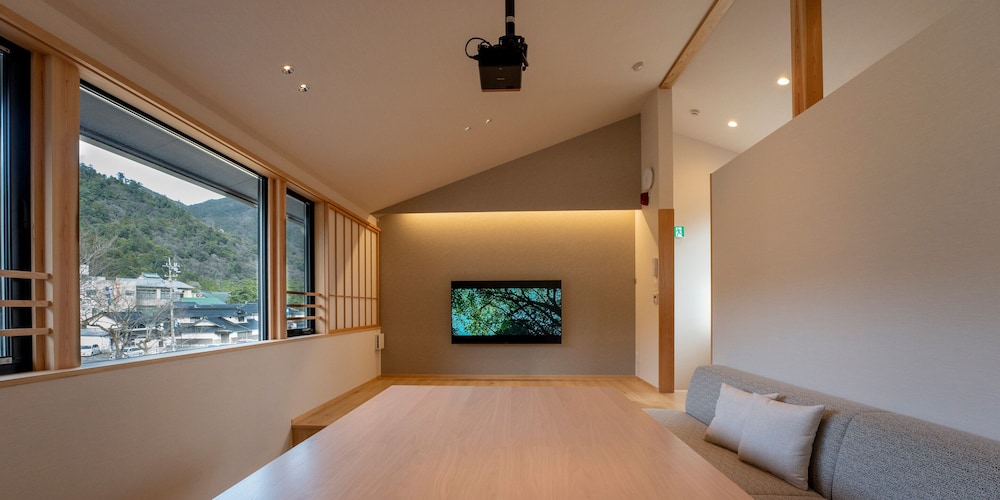 [105] 2クイーンサイズベッド + 和室/ サウナ付 (6名定員) リビング エリア1 | Rakuten STAY 出雲