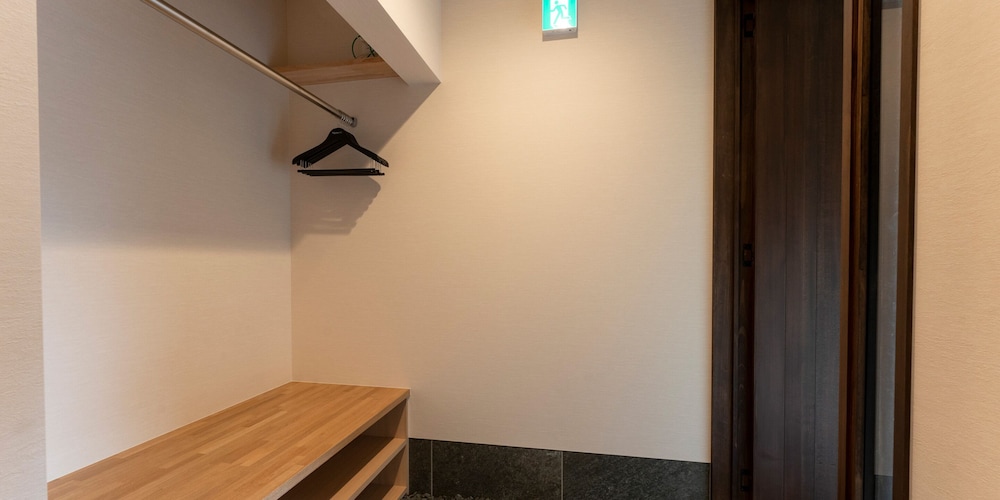 [105] 2クイーンサイズベッド + 和室/ サウナ付 (6名定員) 客室3 | Rakuten STAY 出雲