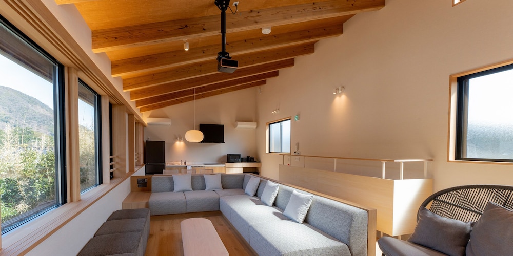 [104] 2クイーンサイズベッド+ 和室/ サウナ付 (6名定員) リビング エリア5 | Rakuten STAY 出雲