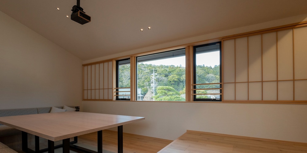 [105] 2クイーンサイズベッド + 和室/ サウナ付 (6名定員) リビング エリア2 | Rakuten STAY 出雲