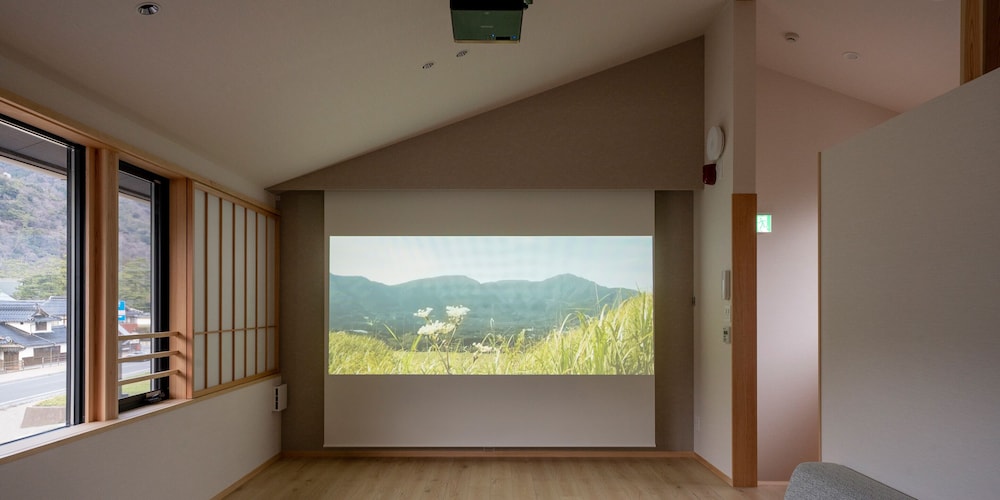 [105] 2クイーンサイズベッド + 和室/ サウナ付 (6名定員) リビング エリア4 | Rakuten STAY 出雲