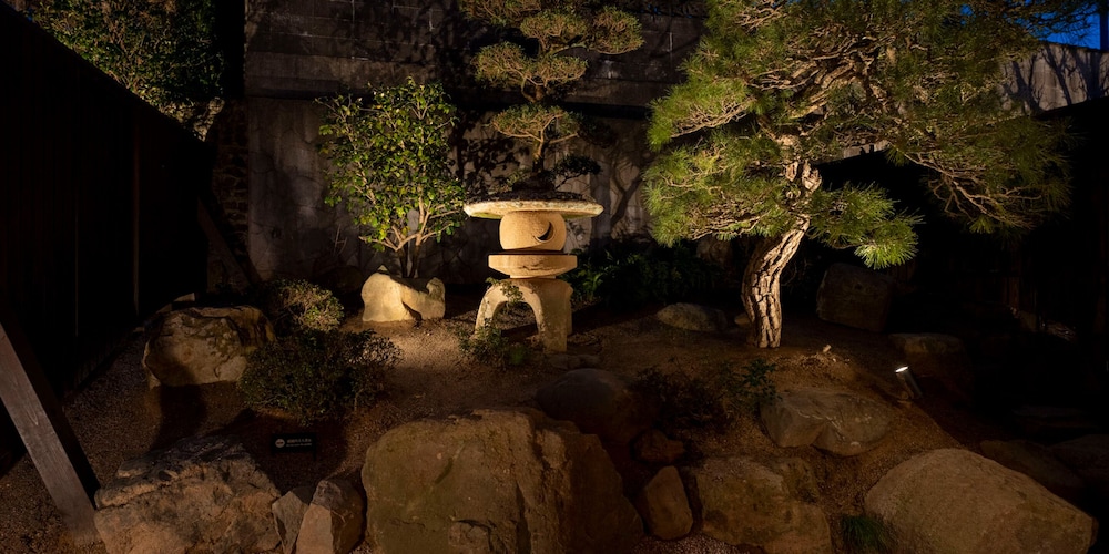 [104] 2クイーンサイズベッド+ 和室/ サウナ付 (6名定員) コートヤード ビュー1 | Rakuten STAY 出雲