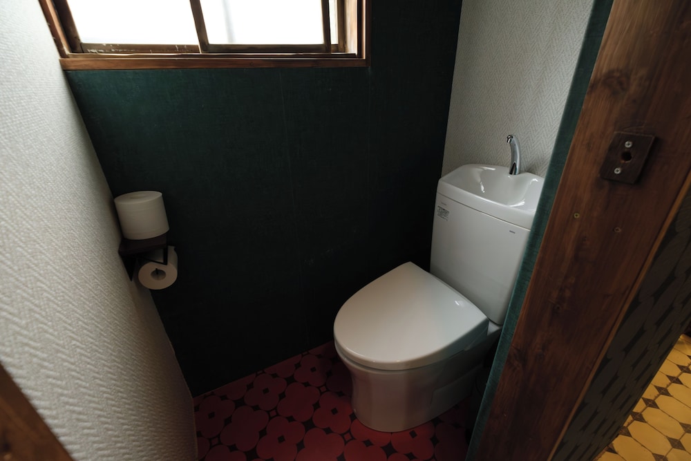 デザイン 4 人部屋(ペット可) バスルーム4 | Wanderlust Inn
