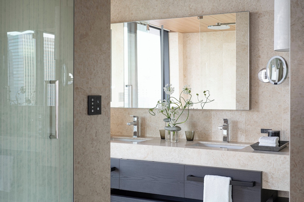 プレミアコーナースイート 客室1 | フォーシーズンズホテル大阪